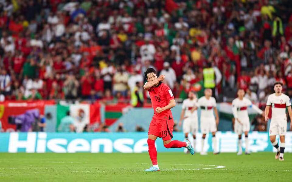 世界杯2-1！C罗下场时，韩国9号好像说了什么，愤怒的C罗让他闭嘴