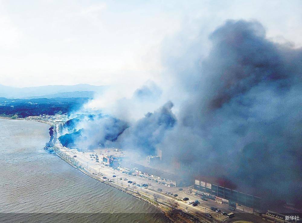 韩国江陵突发山火 周边居民紧急疏散