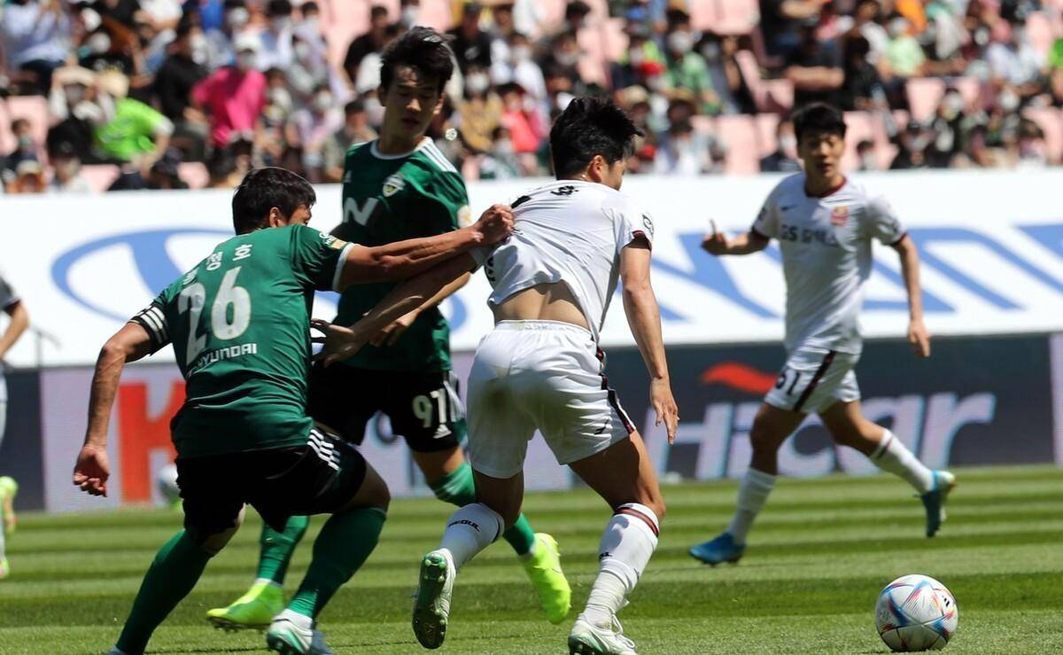 今天日韩联赛不说不行，争冠战同时上演，川崎蔚山卫冕决定性一战