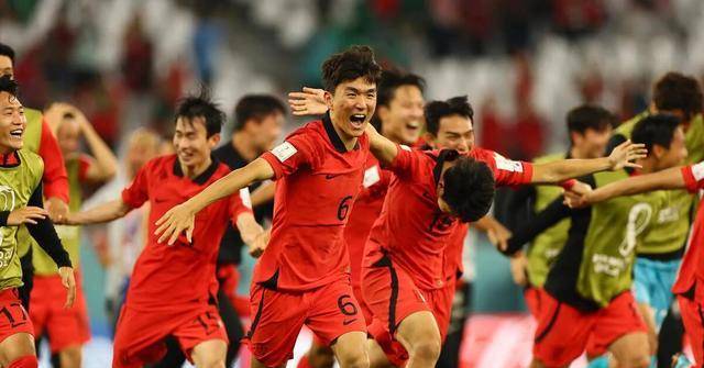 世界杯世预赛最新消息，韩国队做出了换人决定，我们男足惊喜连连。