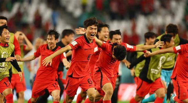 世界杯世预赛最新消息，韩国队做出了反常的决定，我们男足收获了意外的喜悦。