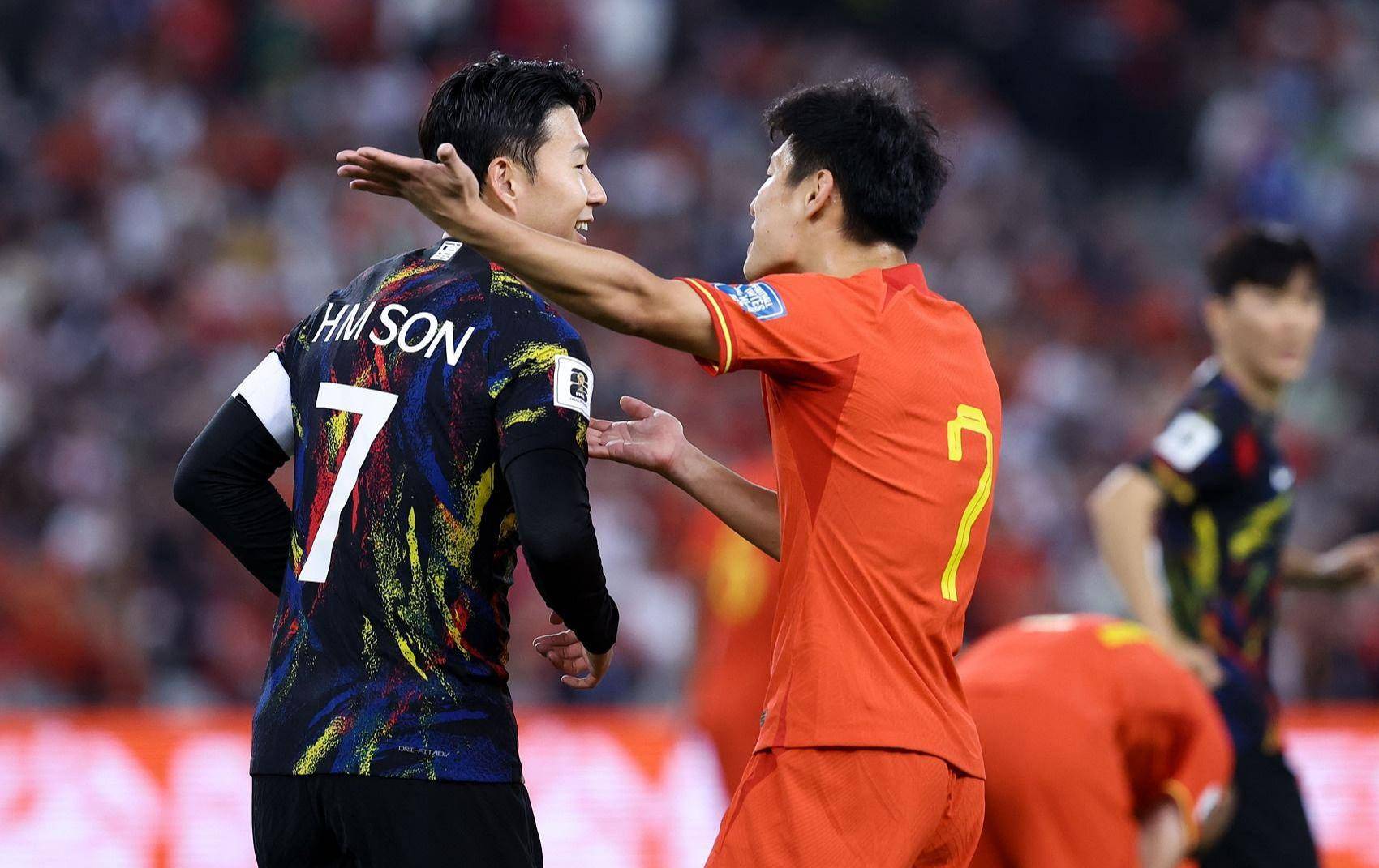凌晨1点!亚洲足球传来最新消息，韩国孙兴慜遭质疑，球迷骂声一片