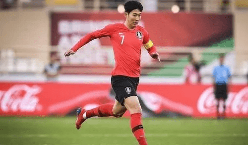 凌晨1点!亚洲足球传来最新消息，韩国孙兴慜遭质疑，球迷骂声一片