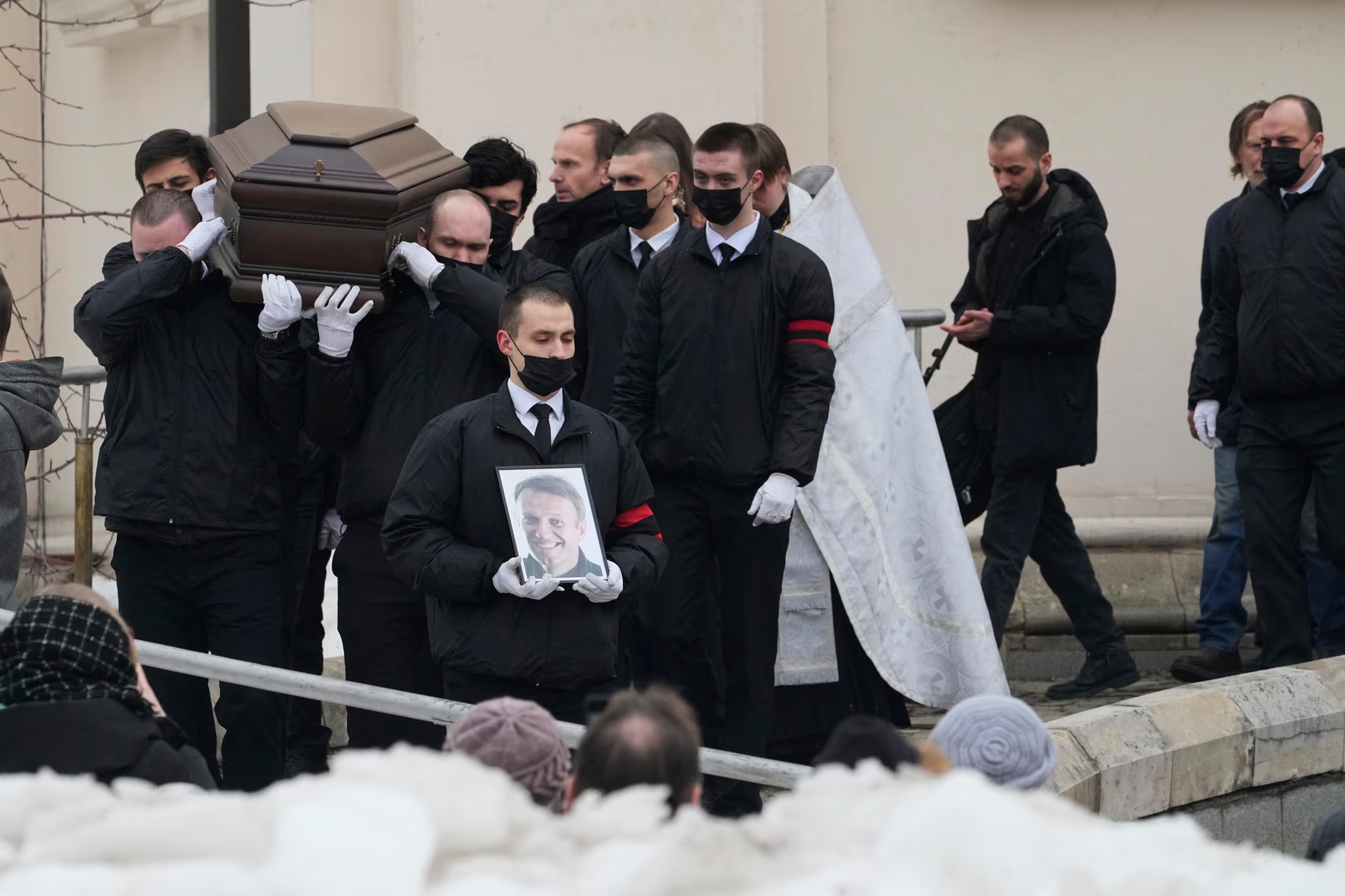 俄反对派领袖纳瓦利内葬礼在俄举行 上千人聚集哀悼